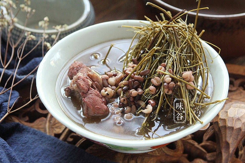 煲汤，春季易肝火旺，我家常用这树根煲汤喝，祛湿又养肝，喝完有回甘