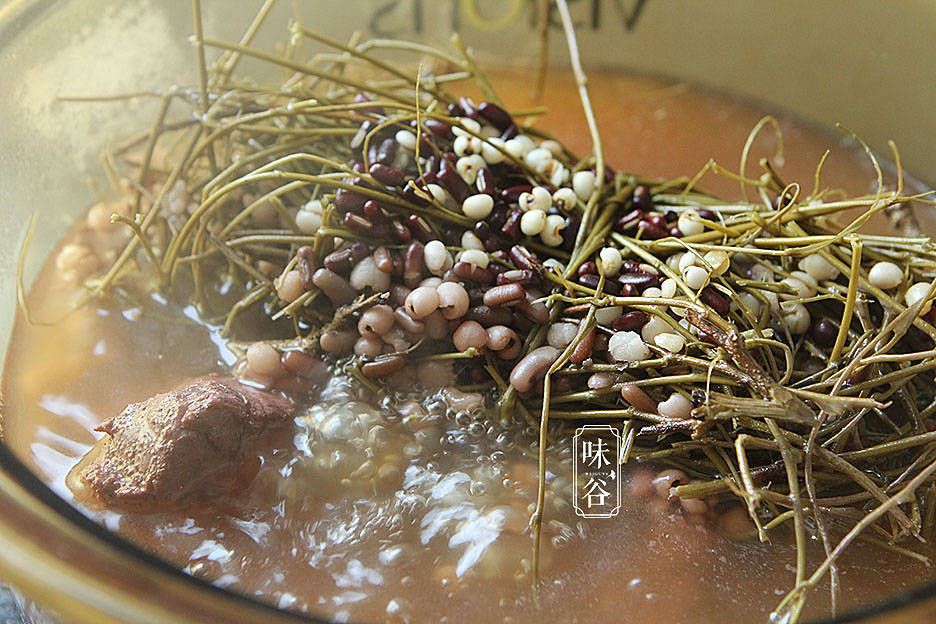 春季易肝火旺，我家常用这树根煲汤喝，祛湿又养肝，喝完有回甘