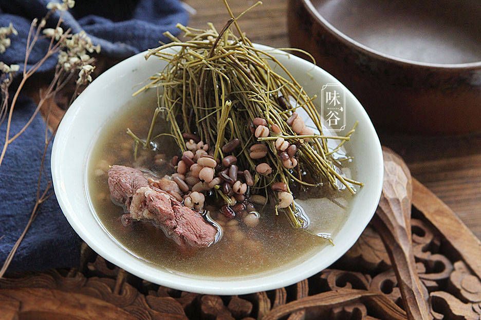 春季易肝火旺，我家常用这树根煲汤喝，祛湿又养肝，喝完有回甘