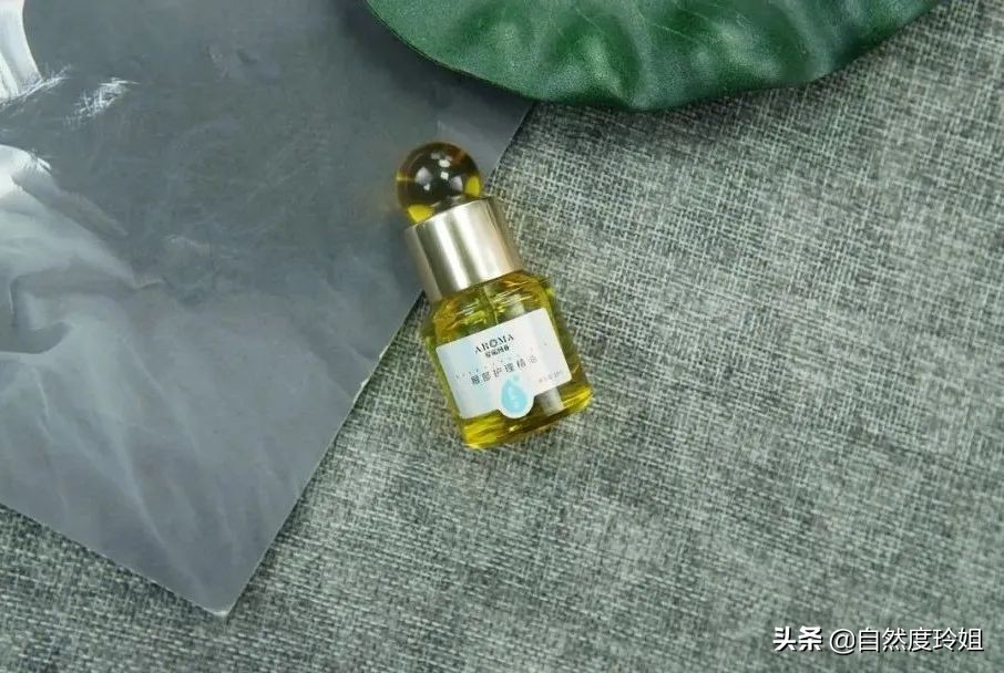 含6种天然植物精油成分的眼部精油，告别皱纹、黑眼圈、眼袋