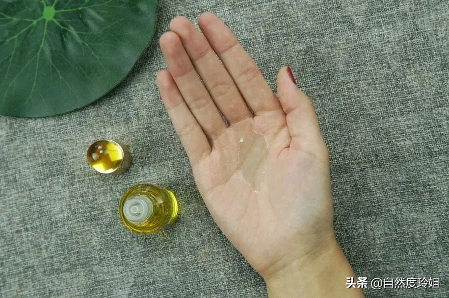 含6种天然植物精油成分的眼部精油，告别皱纹、黑眼圈、眼袋