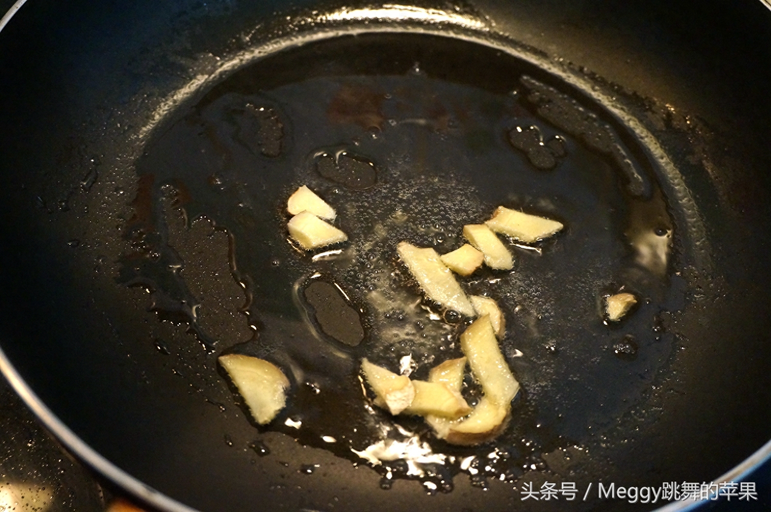 这水果是杨贵妃的最爱，与肉同炒酸甜开胃不油腻，令女人皮肤光滑细腻还去斑！